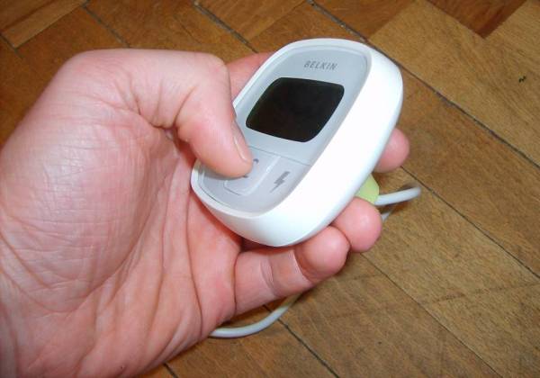 Miernik jest wykonany z wysokiej jakości tworzywa. Wszystkie elementy są dopracowane, część z wyświetlaczem dobrze leży w dłoni, umożliwiając wygodną obsługę przycisków kciukiem