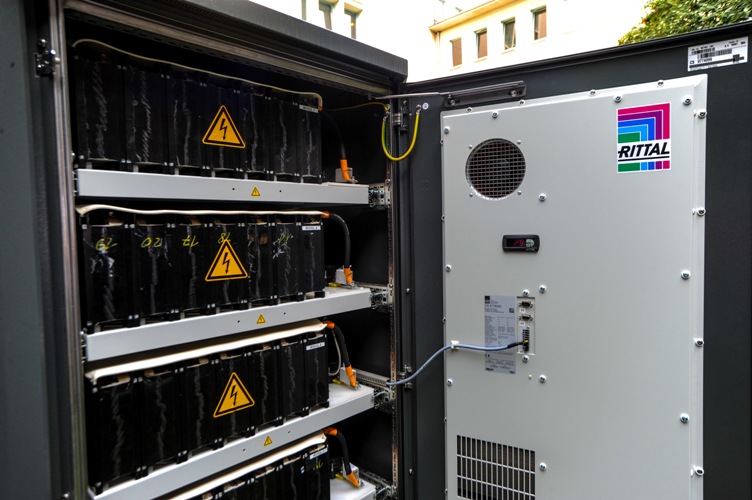 Do magazynowania energii Rittal dostarczył dopasowaną kolorystycznie do budynku obudowę outdoor z serii CS Toptec Do magazynowania energii Rittal dostarczył dopasowaną kolorystycznie do budynku obudowę outdoor z serii CS Toptec