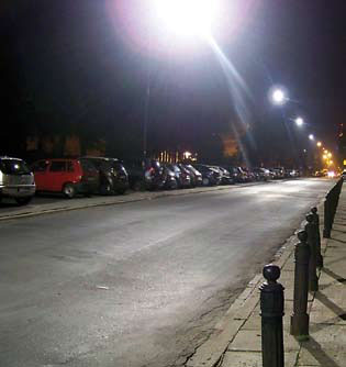 Rys. 2. Widok ul. Karmelickiej oświetlonej oprawami typu SCHX5/100W (sześć kolejnych opraw)