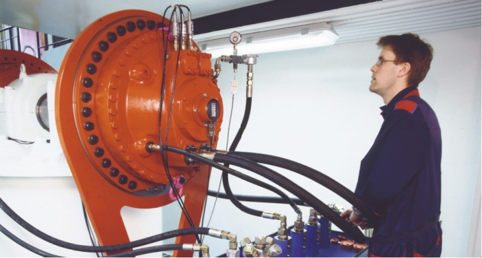 Firma Bosch Rexroth oferuje też indywidualne szkolenia dla użytkowników, uwzględniające specyfikę wykorzystywanego przez nich napędu. Prowadzimy również indywidualne szkolenia dla użytkowników, uwzględniające specyfikę wykorzystywanego przez nich napędu.