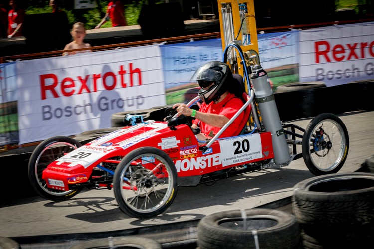 Uczestnicy konkursu Pneumobil mają za zadanie zbudować pojazd napędzany pneumatycznie o możliwie największych parametrach