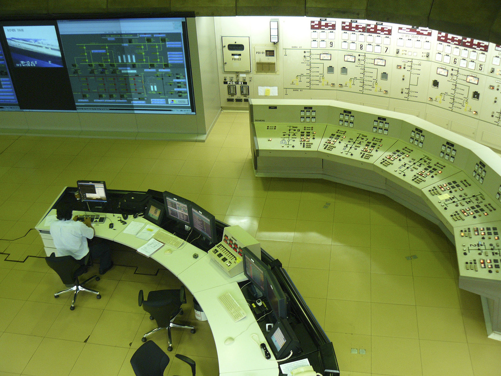 Rys. 5. Sala dyspozycji mocy w elektrowni wodnej Itaipu na rzece Parana (Brazylia) Rys. 5. Sala dyspozycji mocy w elektrowni wodnej Itaipu na rzece Parana (Brazylia)