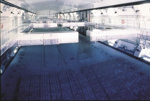 Wnętrze podziemnego, basenowego przechowalnika wypalonego paliwa w Oskarshamn (Szwecja). Źródło: Central interim storage facility for spent fuel – CLAB. Prospekt wydany przez Swewdish Nuclear Fuel and Waste Management Co. (SKB)