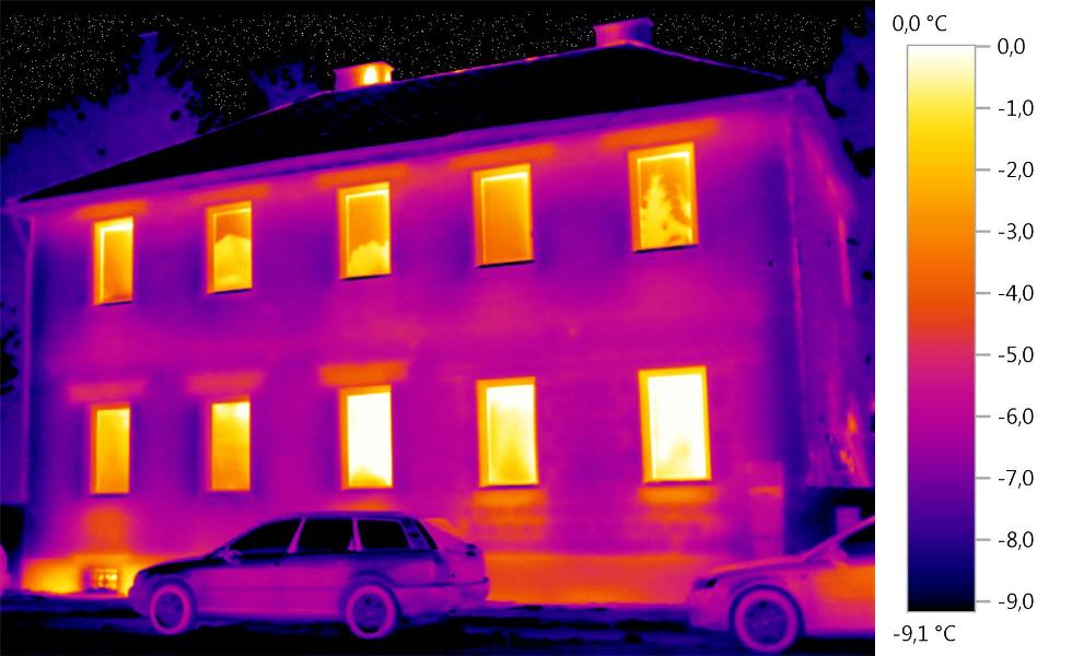 Izolacja cieplna budynku - obraz z kamery termowizyjnej Izolacja cieplna budynku