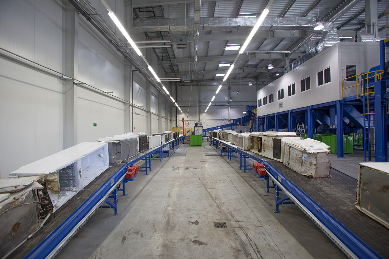 Uruchomiony przez Biosystem S.A. zakład przetwarzania posiada imponujące moce przerobowe – jego łączna wydajność wynosi aż 40 tys. ton sprzętu rocznie