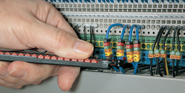 Aplikator dla łatwiejszego załozenia oznacznika na przewód. Aplikator dla łatwiejszego załozenia oznacznika na przewód.