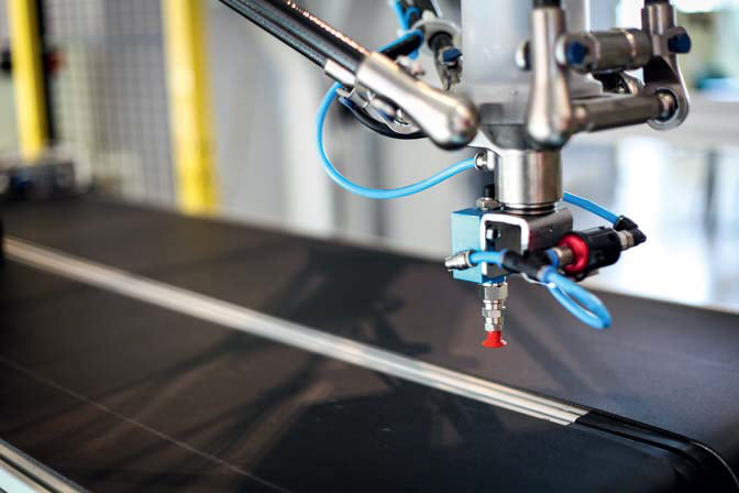 Robot Kawasaki ZD130S wyposażony w chwytak pneumatyczny