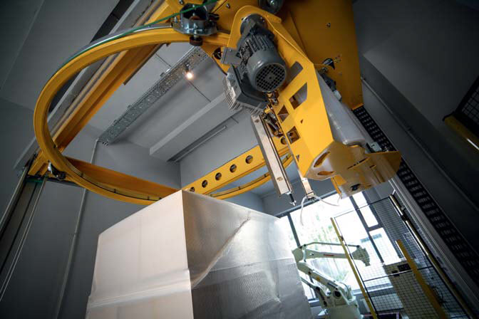 Robot Kawasaki YF003N pracuje w AIR w aplikacji ultraszybkiego pakowania