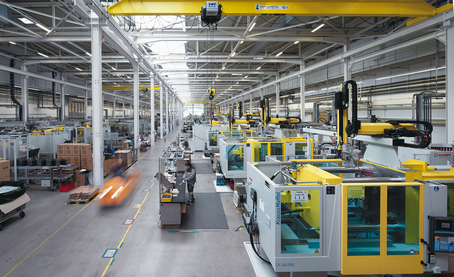 W ultranowoczesnej fabryce LKH, 180 pracowników opracowuje i wytwarza szeroką paletę produktów z tworzyw sztucznych. W ultranowoczesnej fabryce LKH, 180 pracowników opracowuje i wytwarza szeroką paletę produktów z tworzyw sztucznych.