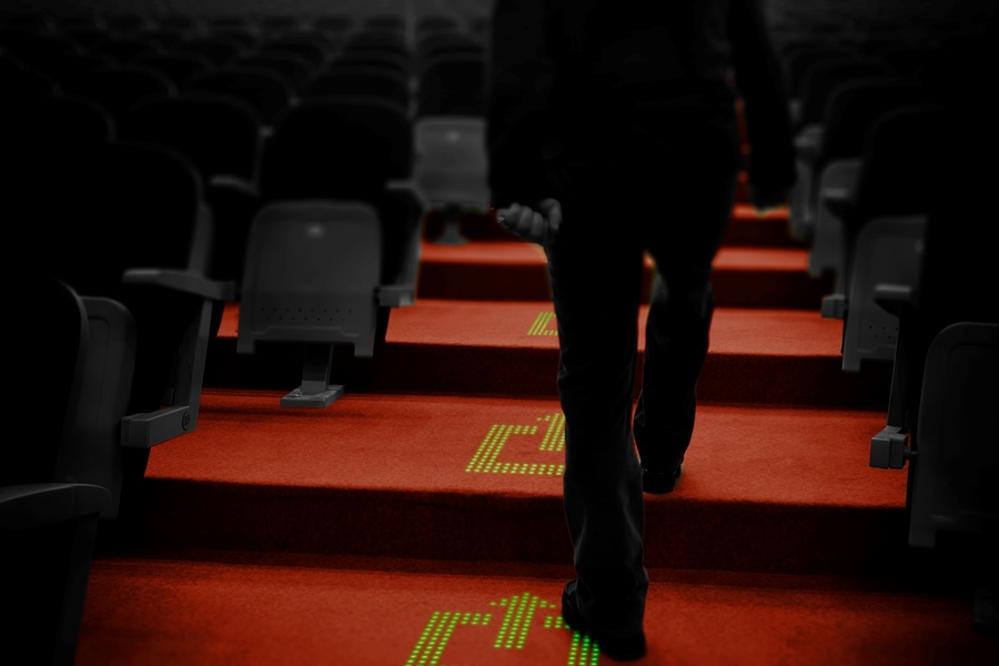 Dywany LED przepuszczające światło wskażą kierunek, dostarczą informacji, zapewnią bezpieczeństwo w ​​biurach, hotelach i budynkach użyteczności publicznej. 