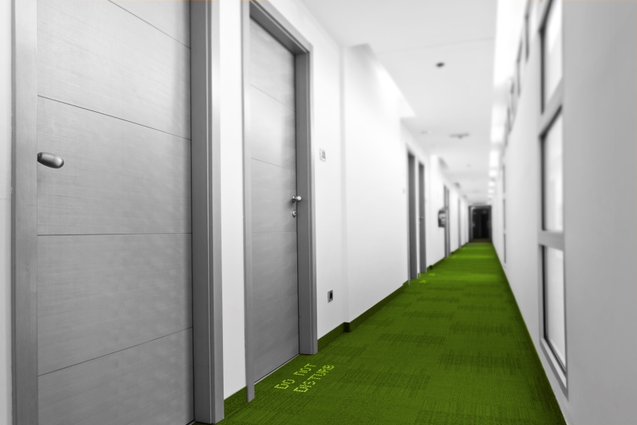 Nie przeszkadzać - informacja na dywanie LED przy wejściu do pokoju hotelowego