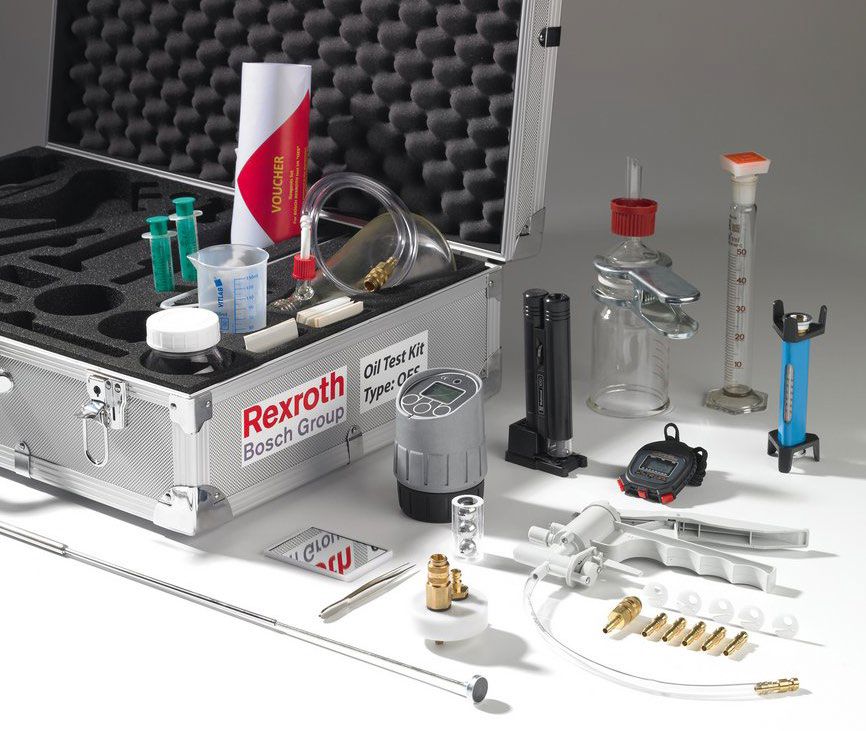 Regularne próbkowanie i badanie cieczy roboczej z wykorzystaniem zestawów analitycznych Bosch Rexroth, takich jak przedstawiony na zdjęciu, pomaga utrzymać bezpieczny poziom substancji skażających oraz informuje o stanie cieczy roboczej.
