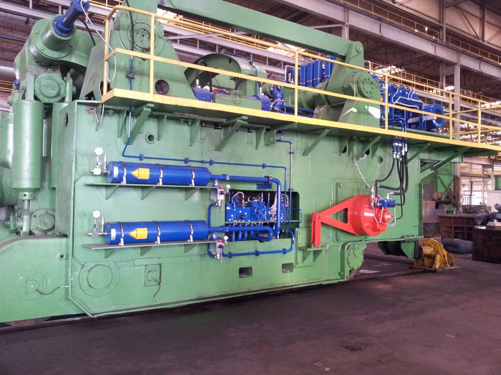 Cylinder układu centrowania, zespół hydroakumulatorów tłokowych (po lewej) i Napęd jazdy – silnik CB40-320 z przetwornikiem obrotowo-impulsowym (po prawej)