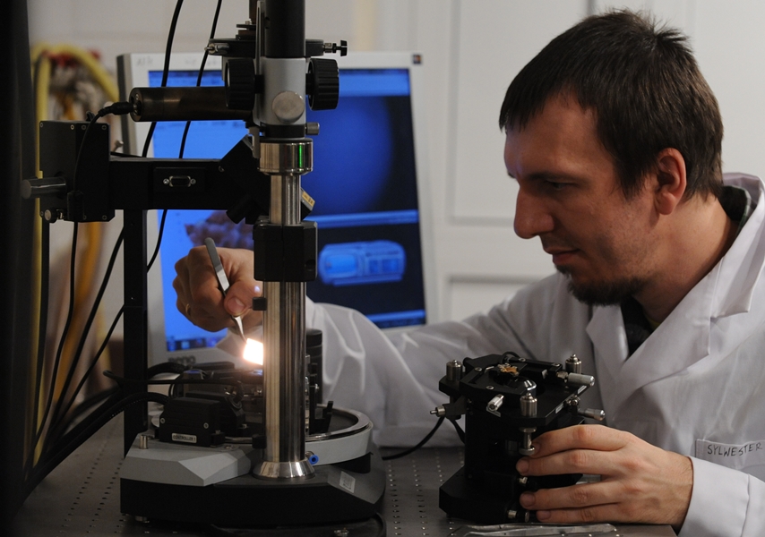 Do budowy subatomowego bitu użyto porficenu, związku od lat badanego w Instytucie Chemii Fizycznej Polskiej Akademii Nauk w Warszawie. Na zdjęciu doktorant Sylwester Gawinkowski przygotowuje próbkę porficenu do badań. (Źródło: IChF PAN, Grzegorz Krzyżewski) Do budowy subatomowego bitu użyto porficenu, związku od lat badanego w Instytucie Chemii Fizycznej Polskiej Akademii Nauk w Warszawie. Na zdjęciu doktorant Sylwester Gawinkowski przygotowuje próbkę porficenu do badań. (Źródło: IChF PAN, Grzegorz Krzyżewski)