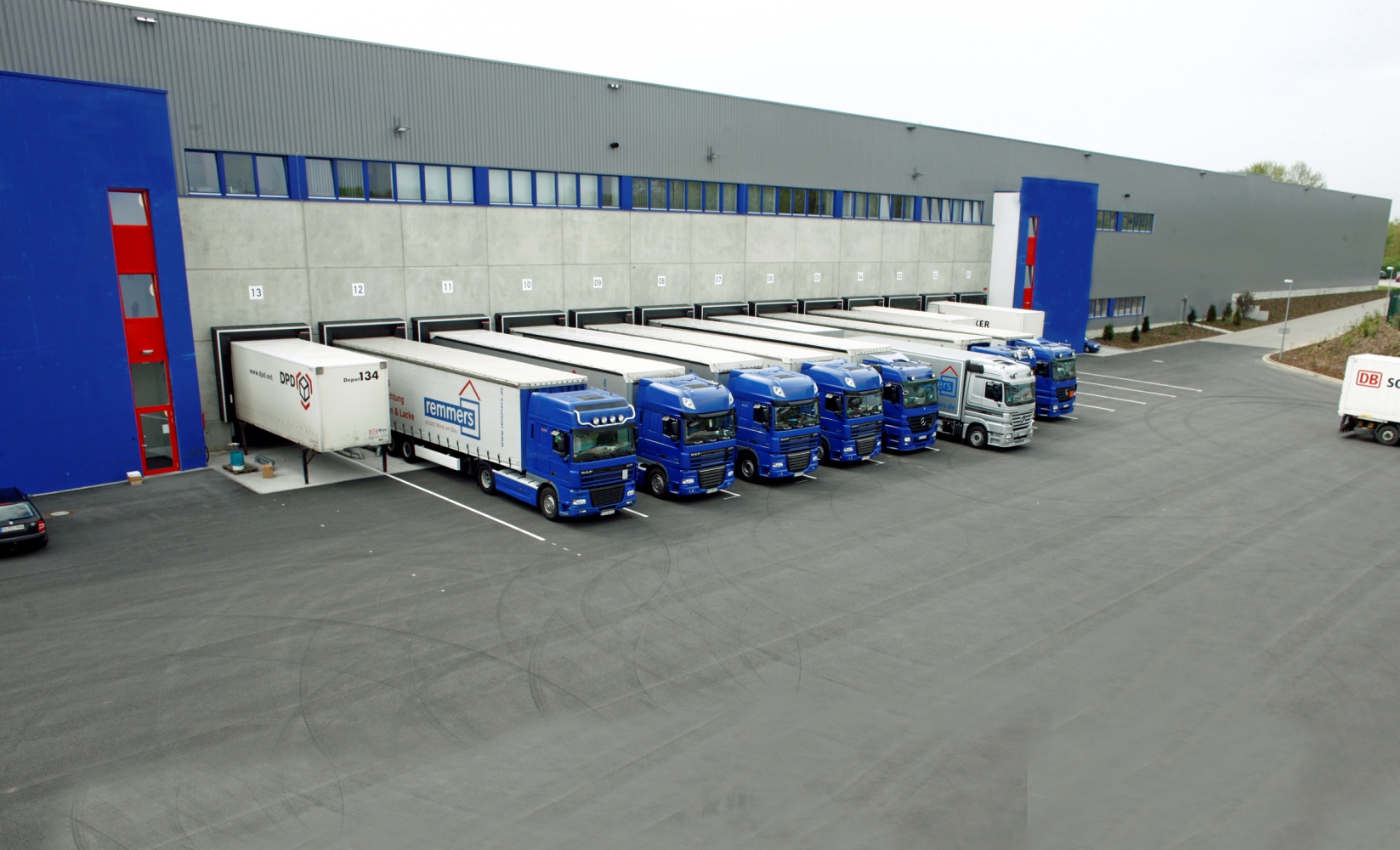 Dzięki Rittal RiMatrix S firma Remmers gwarantuje, że jest w stanie dotrzymać swoich zobowiązań logistycznych. Dzięki Rittal RiMatrix S firma Remmers gwarantuje, że jest w stanie dotrzymać swoich zobowiązań logistycznych.