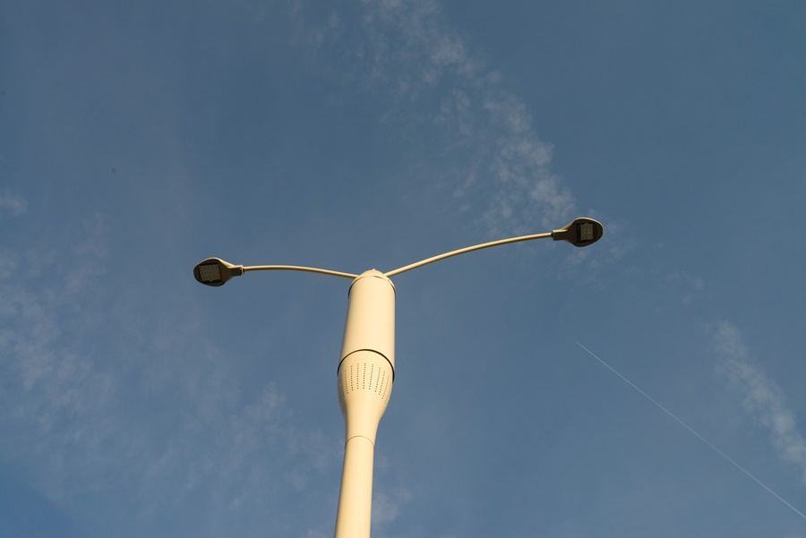 Model nowego połączonego oświetlenia ulicznego rozwiązuje dwie kwestie równocześnie: oferując urzędnikom miejskim innowacyjny sposób wprowadzenia najnowocześniejszego, wydajnego energetycznie oświetlenia LED dla realizacji celów związanych ze zrównoważonym rozwojem, oraz umożliwiając operatorom sieci zaoferowanie większego zasięgu dla przesyłu szerokopasmowego i aplikacji mobilnych na obszarze całego miasta. Model nowego połączonego oświetlenia ulicznego rozwiązuje dwie kwestie równocześnie: oferując urzędnikom miejskim innowacyjny sposób wprowadzenia najnowocześniejszego, wydajnego energetycznie oświetlenia LED dla realizacji celów związanych ze zrównoważonym rozwojem, oraz umożliwiając operatorom sieci zaoferowanie większego zasięgu dla przesyłu szerokopasmowego i aplikacji mobilnych na obszarze całego miasta.