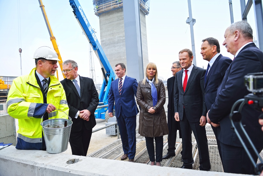 Uroczyste wmurowanie aktu erekcyjnego pod tę wartą ponad 618 mln zł inwestycję odbyło się 29 marca z udziałem m.in. premiera Donalda Tuska oraz wicepremier Elżbiety Bieńkowskiej.