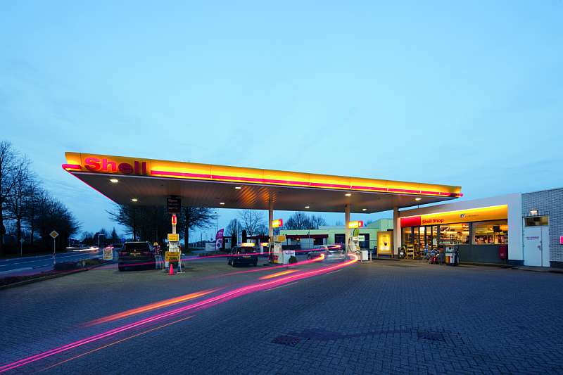 Eksperci z firmy Trilux odpowiedzialni za iluminację stacji paliwowej w holenderskim Heerde podkreślają, że podczas projektowania oświetlenia brano pod uwagę nie tylko normy i oszczędności. Istotne było również to, by dzięki zastosowanemu systemowi stacja była widoczna z trasy niezależnie od panujących warunków, a korzystający z niej klienci mieli poczucie bezpieczeństwa. Eksperci z firmy Trilux odpowiedzialni za iluminację stacji paliwowej w holenderskim Heerde podkreślają, że podczas projektowania oświetlenia brano pod uwagę nie tylko normy i oszczędności. Istotne było również to, by dzięki zastosowanemu systemowi stacja była widoczna z trasy niezależnie od panujących warunków, a korzystający z niej klienci mieli poczucie bezpieczeństwa.