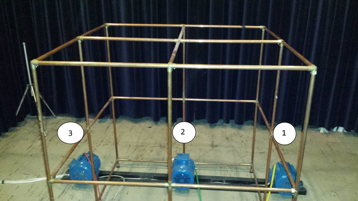 Badaniom z wykorzystaniem wibrometru zostały poddane trzy trójfazowe silniki indukcyjne STg 80, z których dwa zostały celowo uszkodzone (1, 2) natomiast jeden z nich został zachowany w idealnym stanie technicznym (3) Badaniom z wykorzystaniem wibrometru zostały poddane trzy trójfazowe silniki indukcyjne STg 80, z których dwa zostały celowo uszkodzone natomiast jeden z nich został zachowany w idealnym stanie technicznym