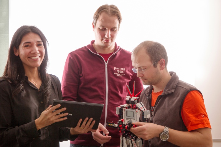  Jury konkursu zenon Challenge z niecierpliwością oczekuje na innowacyjne, przyjazne dla użytkownika i kreatywne prezentacje projektów: (od lewej) Lisette Lillo Fagerstedt, Partner Program Manager w COPA-DATA, Gero Gruber, Screen & Interaction Designer w COPA-DATA i Markus Wintersteller, Senior Consultant w COPA-DATA.