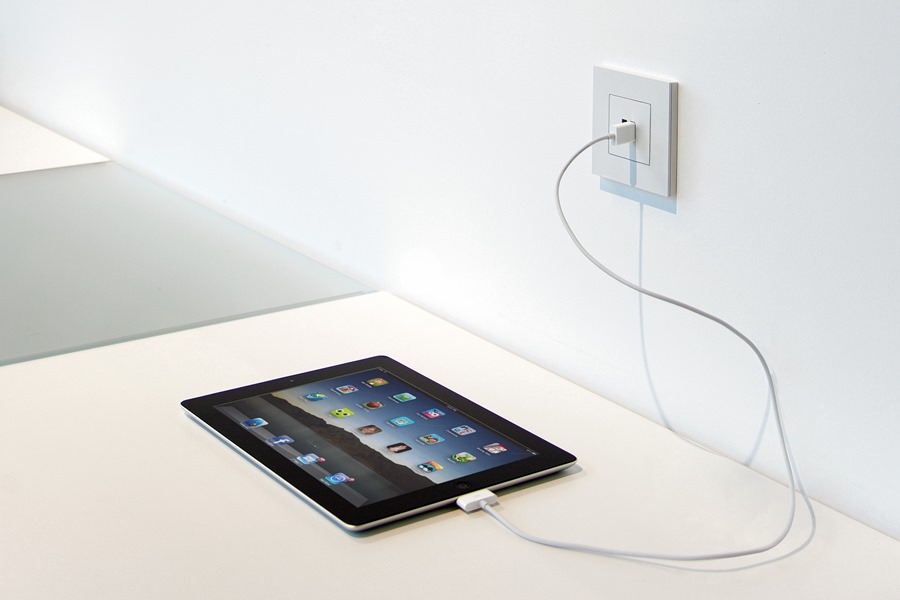 Ładowarka USB w ścianie 