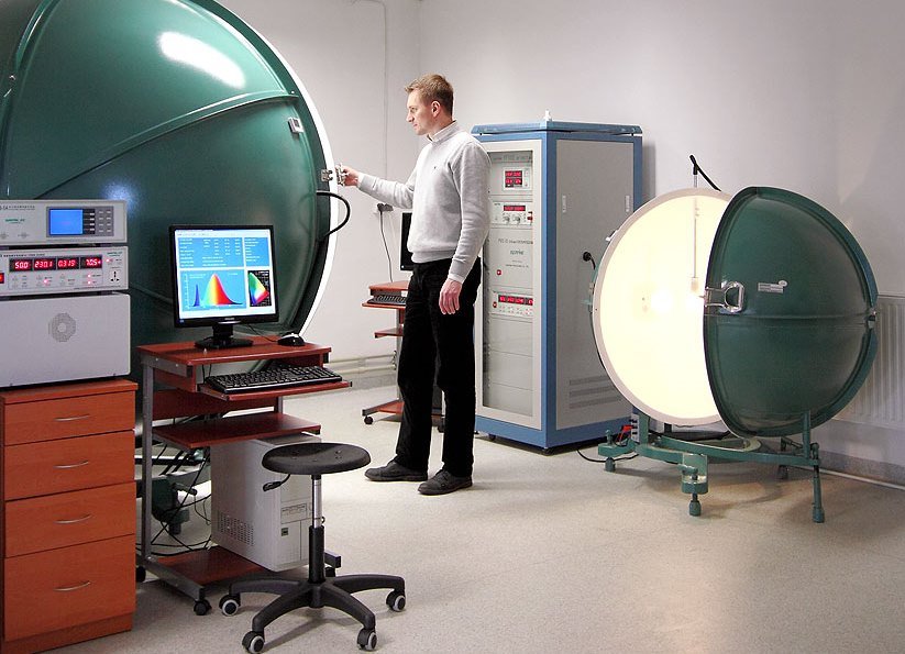 Pomiary parametrów świetlnych w lumenomierzu kulistym