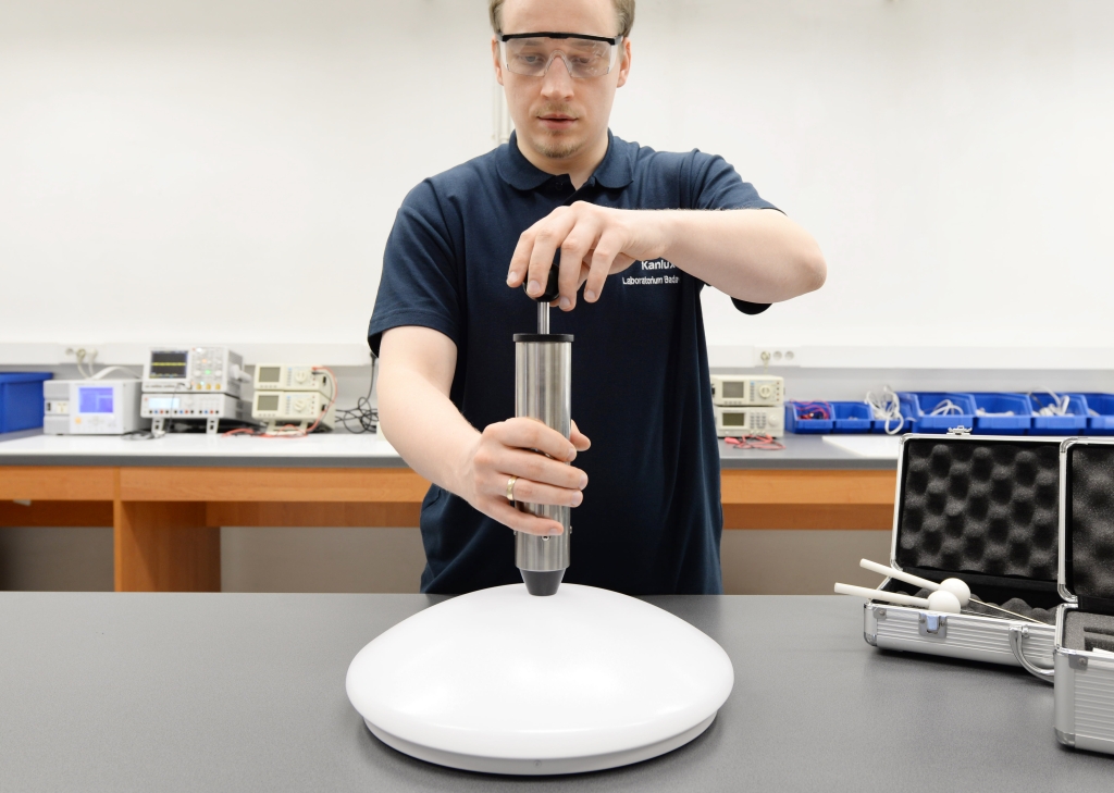 Test IK – młotek sprężynowy