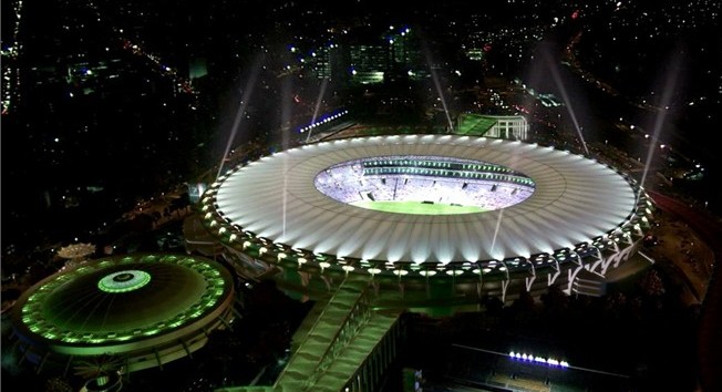 Stadion im. Mario Filho, znanego powszechnie jako Maracanã nocą wygląda jak obiekt nie z tej ziemi. Stadion im. Mario Filho, znanego powszechnie jako Maracanã nocą wygląda jak obiekt nie z tej ziemi.