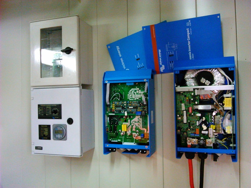 Proste sterowanie podstawowymi funkcjami ładowarki i inwertera zapewniają panele sterownicze, a monitor baterii umożliwia odczyt prądu i mocy dostarczonej/pobieranej z akumulatora, poziomu naładowania, napięcia, oraz odczyt danych historycznych