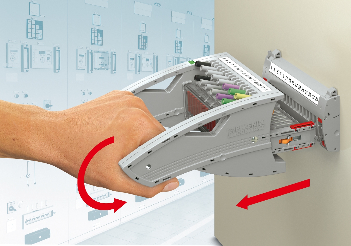 Rys. 4. Przy wyciąganiu wtyku opatentowanym mechanizmem obrotowym uchwytu zapewnia, przy użyciu małych sił, dokładne zachowanie sekwencji czasowej łączenia sygnałów Rys. 4. Przy wyciąganiu wtyku opatentowanym mechanizmem obrotowym uchwytu zapewnia, przy użyciu małych sił, dokładne zachowanie sekwencji czasowej łączenia sygnałów