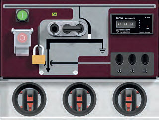 Panel operatorski w pozycji uziemionej Rys. 5. Panel operatorski a) w pozycji pracy, b) w pozycji uziemionej