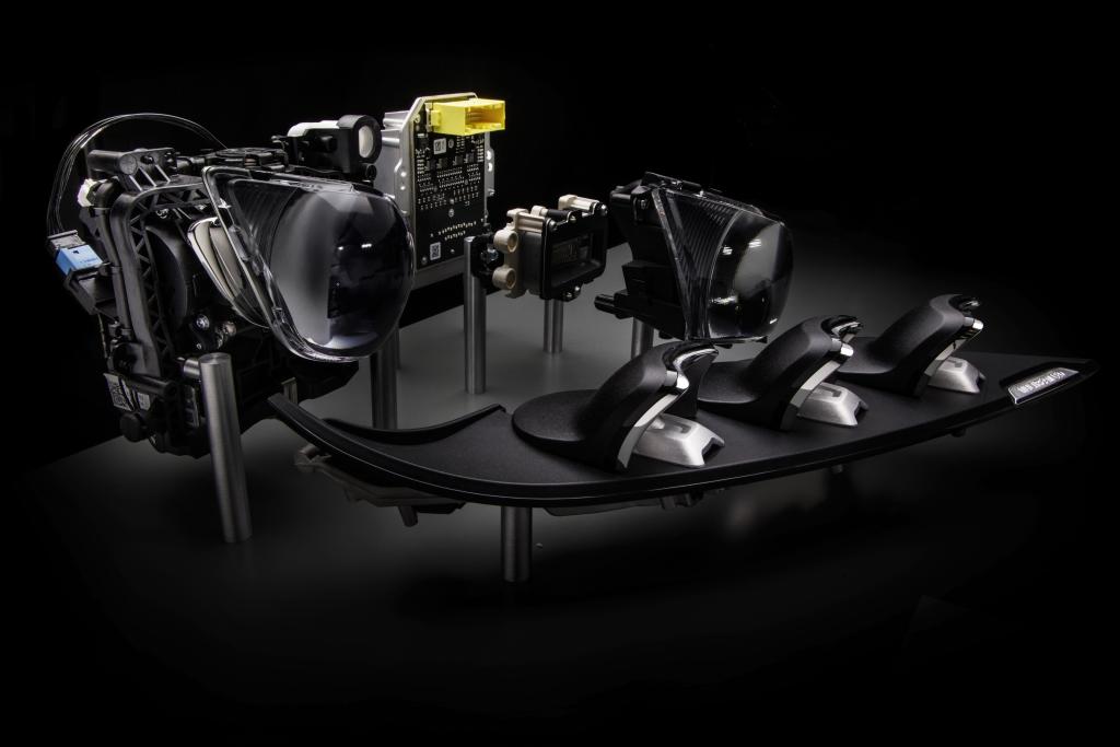 Mercedes-Benz zaprojektował wysokowydajne reflektory LED zapewniające zasięg do 485 m Mercedes-Benz zaprojektował wysokowydajne reflektory LED zapewniające zasięg do 485 m