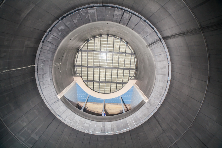  Widok wnętrza absorbera po modernizacji. Zdjęcie wykonane z dna aparatu. Ponad króćcem wlotowym spalin (w którym widać pracownika stojącego przy konstrukcji wsporczej) widoczna jest półka sitowa.