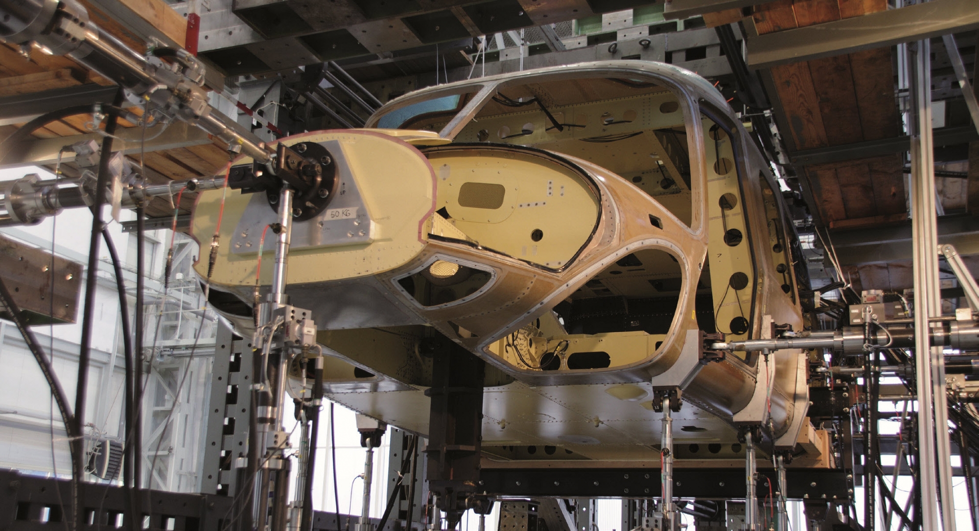 Stanowisko niskocyklonowych badań zmęczeniowych kadłuba śmigłowca AW 149/189 Stanowisko niskocyklonowych badań zmęczeniowych kadłuba śmigłowca AW 149/189