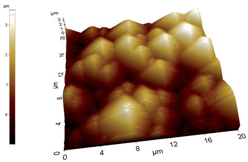 Rys. 6. Topografia powierzchni cienkiej warstwy Al2O3 osadzonej na teksturowanym monokrystalicznym krzemie metodą ALD Rys. 6. Topografia powierzchni cienkiej warstwy Al2O3 osadzonej na teksturowanym monokrystalicznym krzemie metodą ALD
