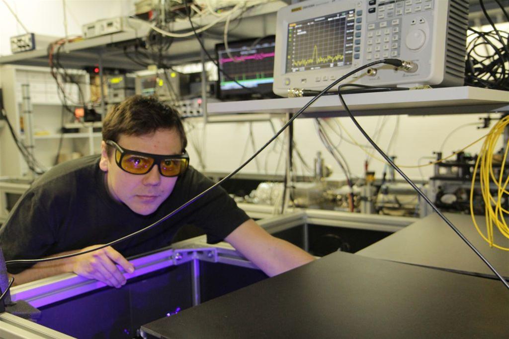 Na zdjęciu dr Marcin Bober z Instytutu Fizyki UMK. Fot. Anna Bielawiec-Osińska. dr Marcin Bober z Instytutu Fizyki UMK