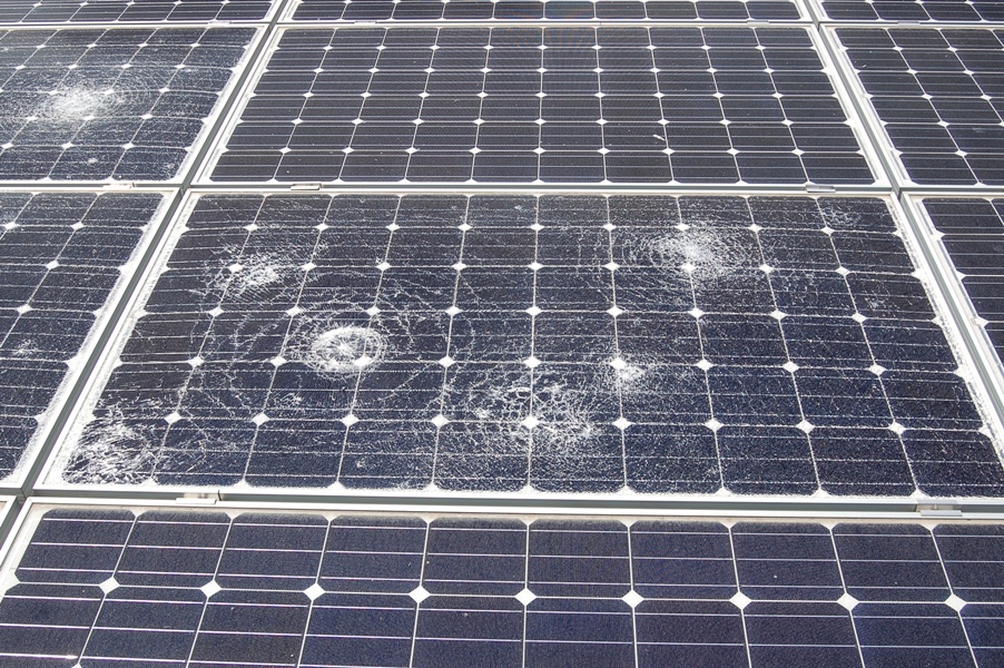 Uszkodzenia modułów słonecznych spowodowane przez grad