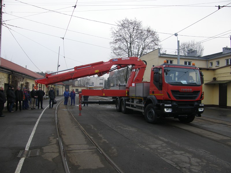 Nowy pojazd drogowo-szynowy MWMB służy m.in. do wkolejania tramwajów po wypadnięciu z szyn lub holowania uszkodzonych wagonów.