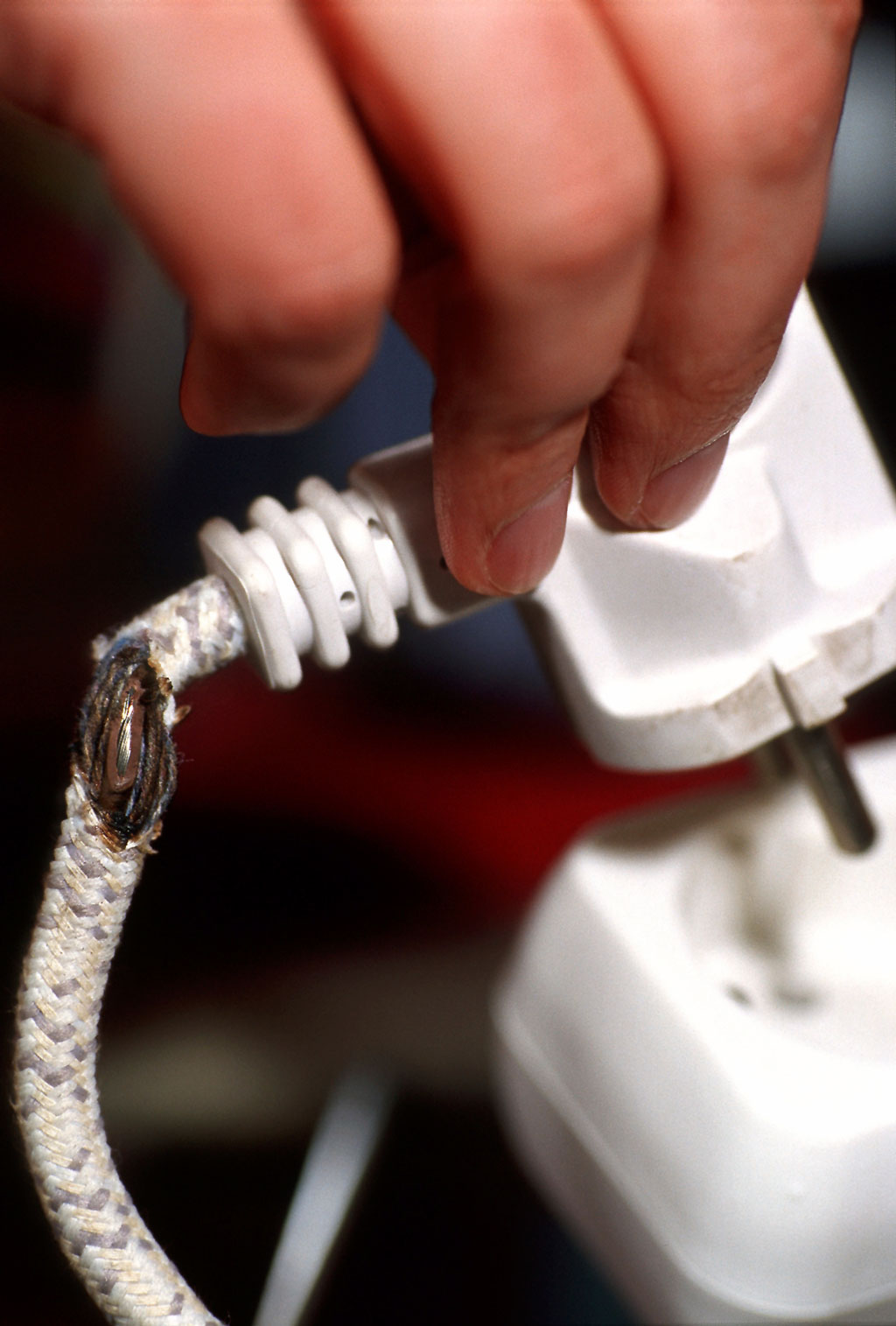 Przetarty lub uszkodzony kabel. (Fot.: IECEE)