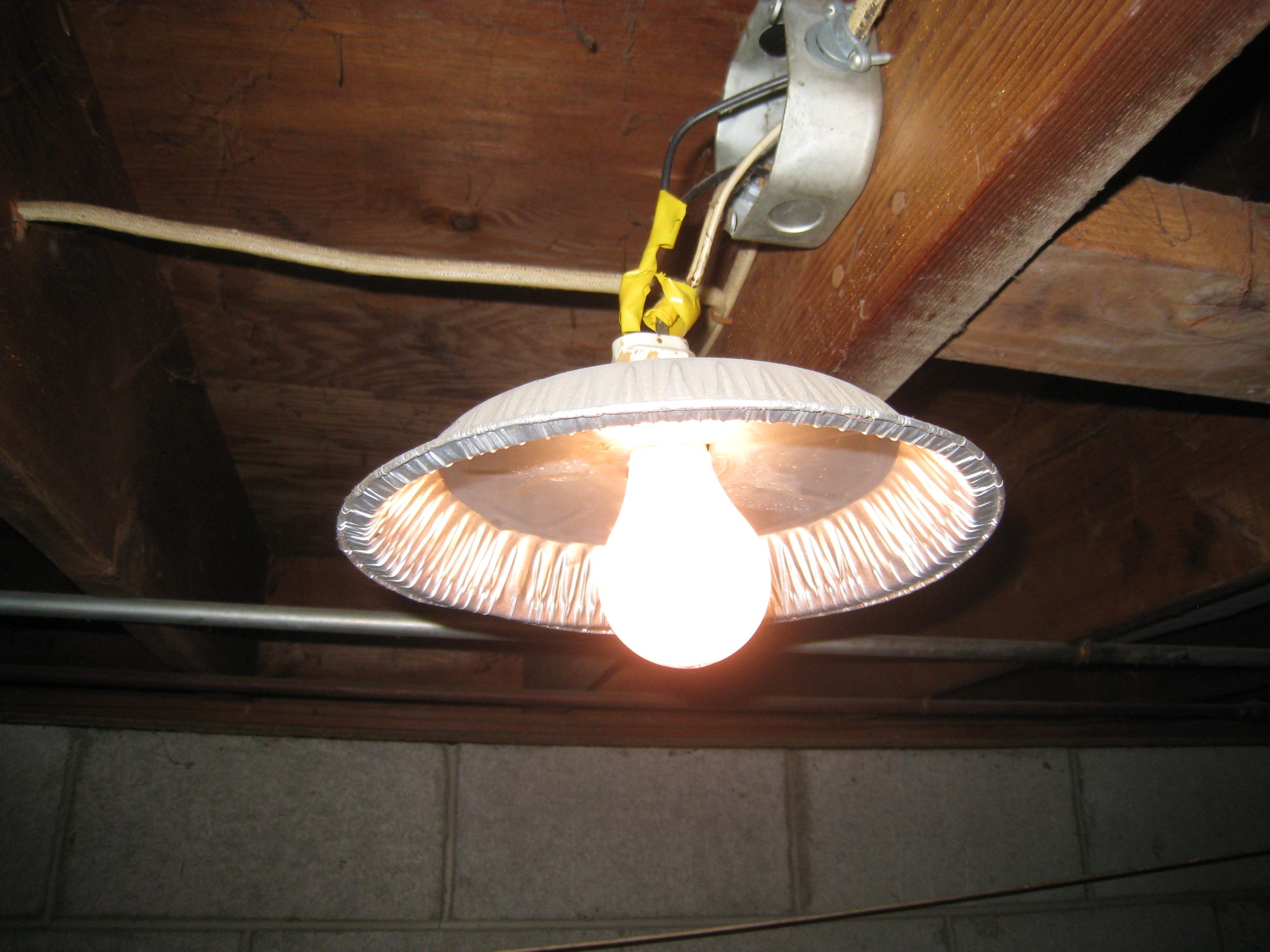 Oprawy oświetleniowe własnej roboty. (Fot.: All Points Inspection)