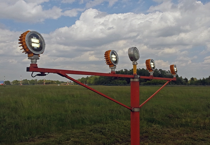 Lotnisko Chopina uruchamia nowoczesne oświetlenie nawigacyjne Lotnisko Chopina uruchamia nowoczesne oświetlenie nawigacyjne