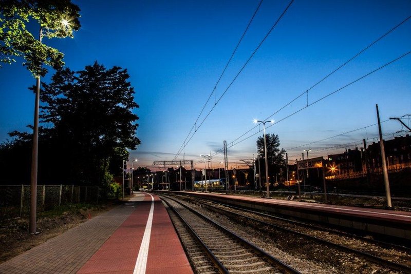 Lepiej oświetlone i bezpieczniejsze perony oraz przejazdy kolejowo-drogowe dzięki technologii LED