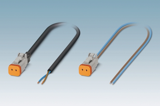 Formowane wtryskowo złącza wtykowe z wystającymi wielożyłowymi kablami (po lewej) zastępują złącza jednożyłowe (po prawej).