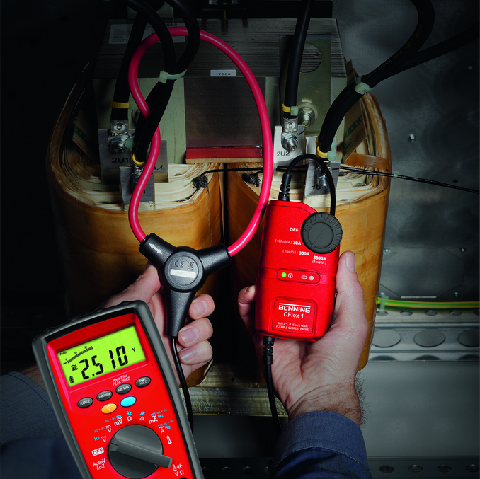 Elastyczne cęgi pozwalają na pomiar napięcia pojedynczego przewodu lub też wiązki kabli, fot. LŁ Elastyczne cęgi pozwalają na pomiar napięcia pojedynczego przewodu lub też wiązki kabli, fot. LŁ