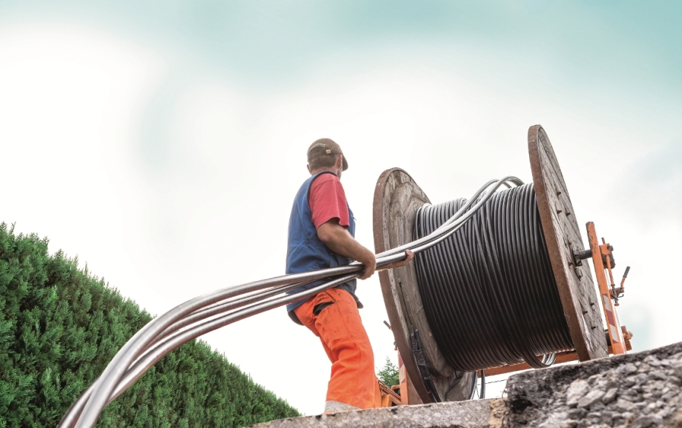 Równoczesne zdawanie zespołu trzech kabli z pojedynczego bębna, fot. nkt cables Równoczesne zdawanie zespołu trzech kabli z pojedynczego bębna, fot. nkt cables