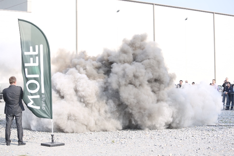 Przed budynkiem EXPO Kraków odbył się spektakularny pokaz wybuchów i zabezpieczeń przeciwwybuchowych, wśród których znalazła się między innymi eksplozja oparów palnych cieczy oraz operacja tłumienia wybuchu węgla na otwartej przestrzeni. Przed budynkiem EXPO Kraków odbył się spektakularny pokaz wybuchów i zabezpieczeń przeciwwybuchowych, wśród których znalazła się między innymi eksplozja oparów palnych cieczy oraz operacja tłumienia wybuchu węgla na otwartej przestrzeni.
