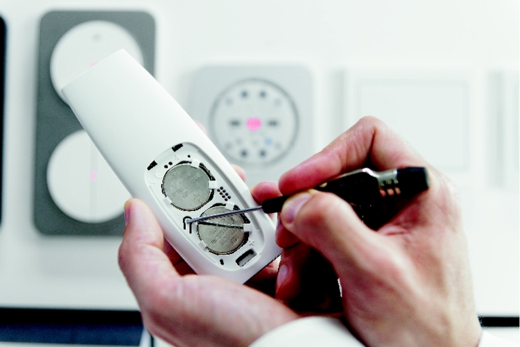 Szybkie połączenie quicklink pozwala na zaprogramowanie urządzeń w pięciu łatwych krokach, fot. Hager Polo Szybkie połączenie quicklink pozwala na zaprogramowanie urządzeń w pięciu łatwych krokach, fot. Hager Polo