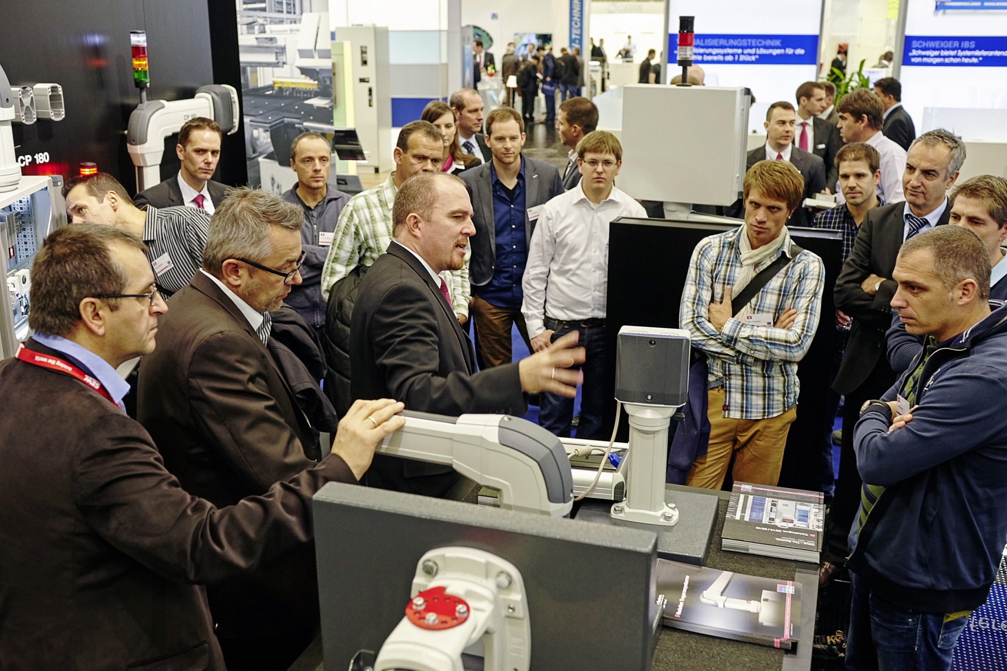 Wspólnie z partnerami, klientami i dostawcami Rittal ciągle poszukuje rozwiązań dla optymalizacji łańcuchów tworzenia wartości w produkcji urządzeń sterowniczych i rozdzielczych. Wspólnie z partnerami, klientami i dostawcami Rittal ciągle poszukuje rozwiązań dla optymalizacji łańcuchów tworzenia wartości w produkcji urządzeń sterowniczych i rozdzielczych.