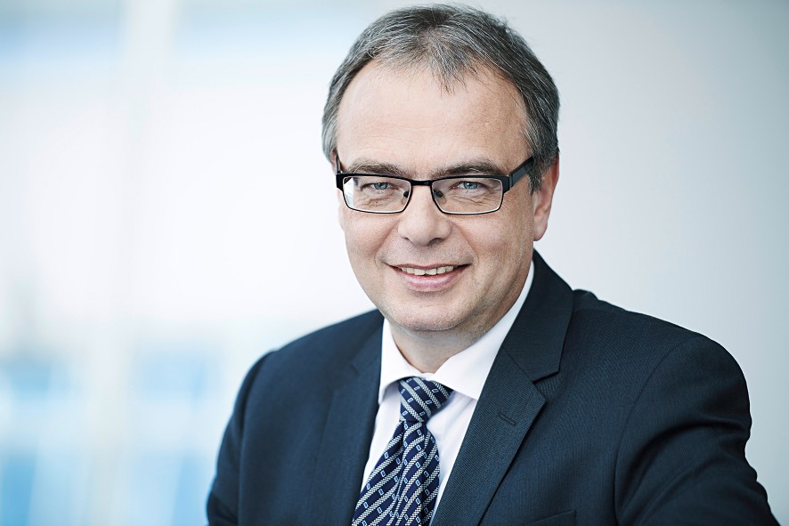 „Dalsza produktywność jest możliwa tylko przez konsekwentną standaryzację, optymalizację całych łańcuchów tworzenia wartości i zastosowanie nowoczesnych koncepcji IT oraz inżynierii“, mówi Uwe Scharf, szef działu zarządzania produktami w Rittal. „Dalsza produktywność jest możliwa tylko przez konsekwentną standaryzację, optymalizację całych łańcuchów tworzenia wartości i zastosowanie nowoczesnych koncepcji IT oraz inżynierii“, mówi Uwe Scharf, szef działu zarządzania produktami w Rittal.