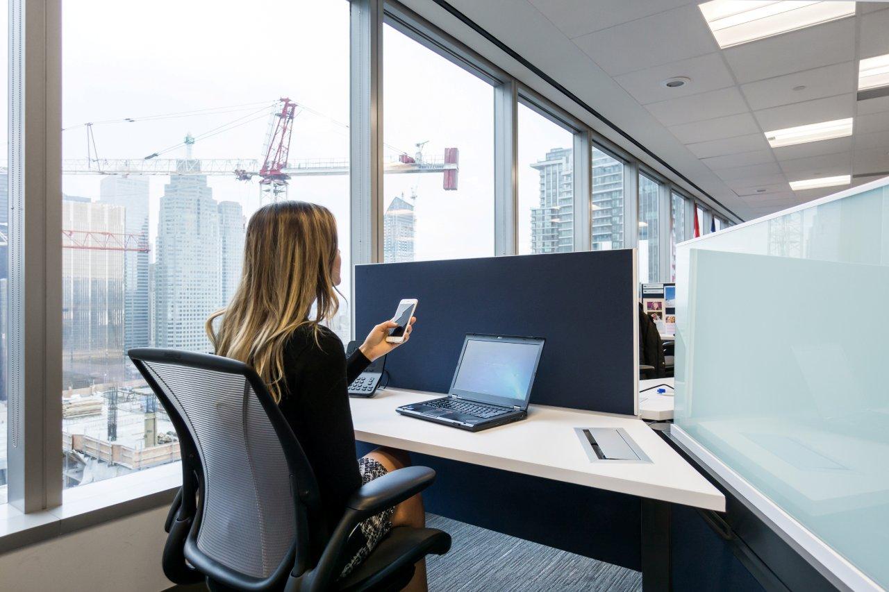 Pracownicy biurowi mogą dostosowywać swoje oświetlenie korzystając ze smartfonów Pracownicy biurowi mogą dostosowywać swoje oświetlenie korzystając ze smartfonów